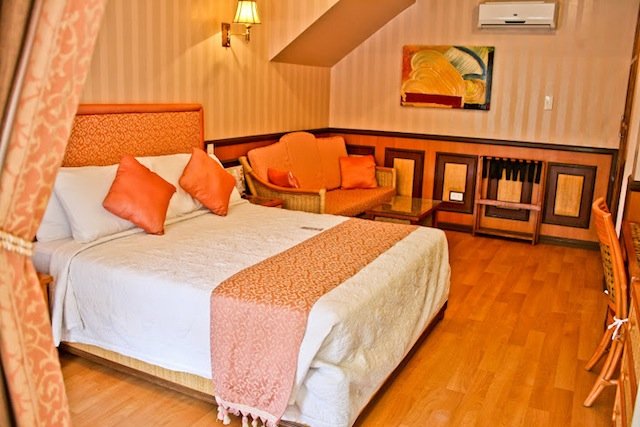 Deluxe Poolside Room